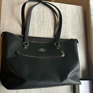 BLACK ZIPPER TOTE BAG